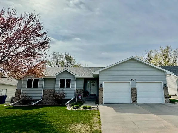 4407 Loveland Dr, Kearney, NE 68845