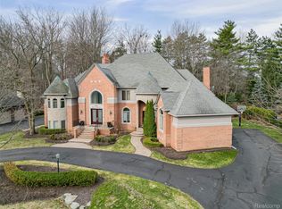 3586 Walnut Brook Dr, Rochester Hills, MI 48309