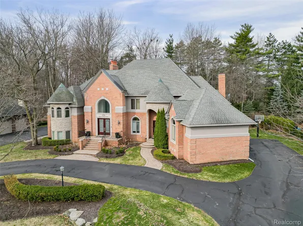 3586 Walnut Brook Dr, Rochester Hills, MI 48309