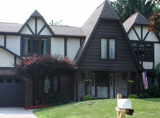 130 Bramble Rd, Williamsville, NY 14221