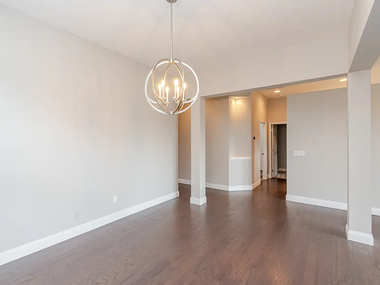 476 Carrick Dr — Photo 3