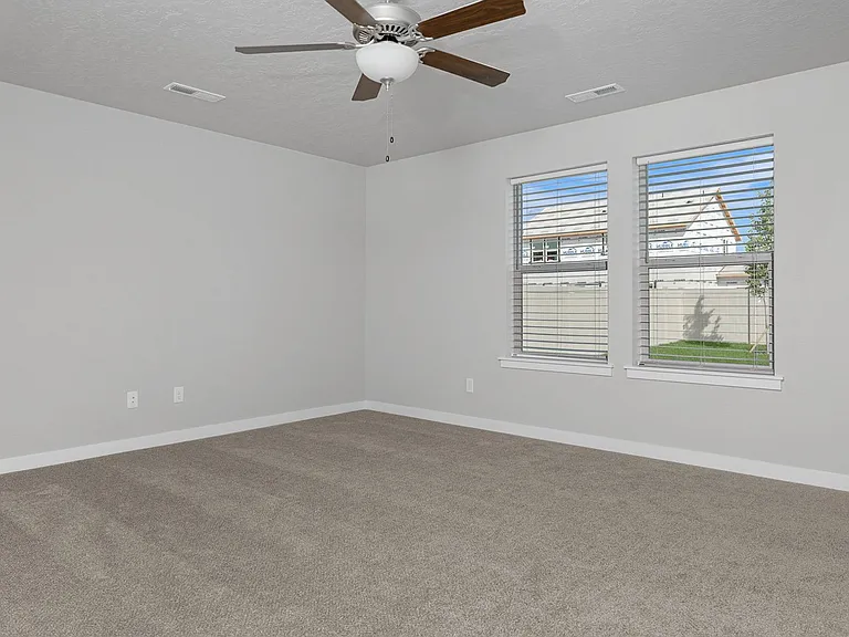 678 E Taper St — Photo 4