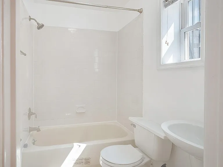 319 I St NE — Photo 17