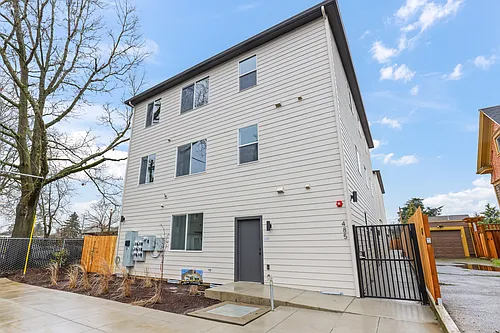 495 NE Jessup St #102 Photo 1