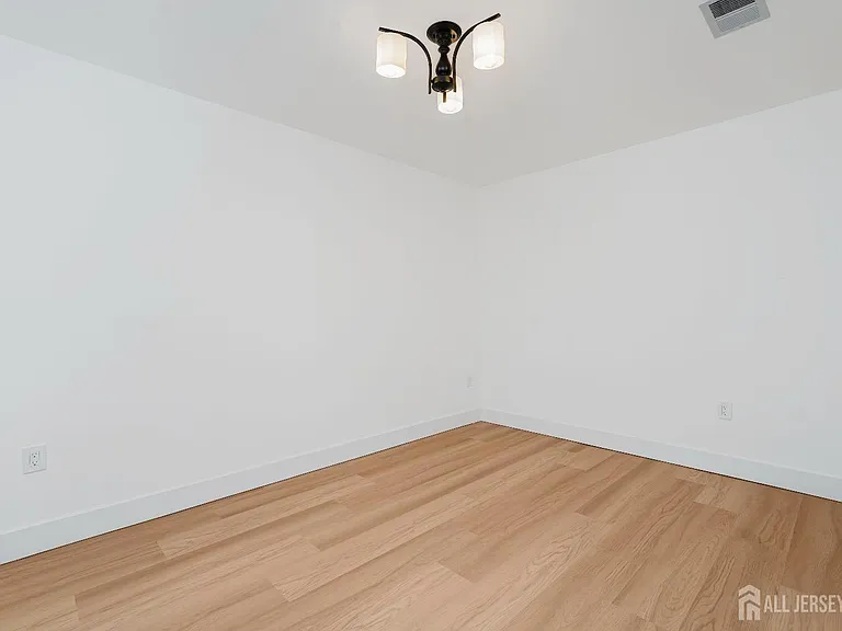 2810 Beatty St — Photo 5