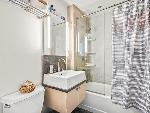 5th image of 120 Greenwich St APT 4D