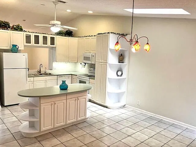 3 bed, 2.0 bath, 1486 sqft, $2,800 — Photo 2