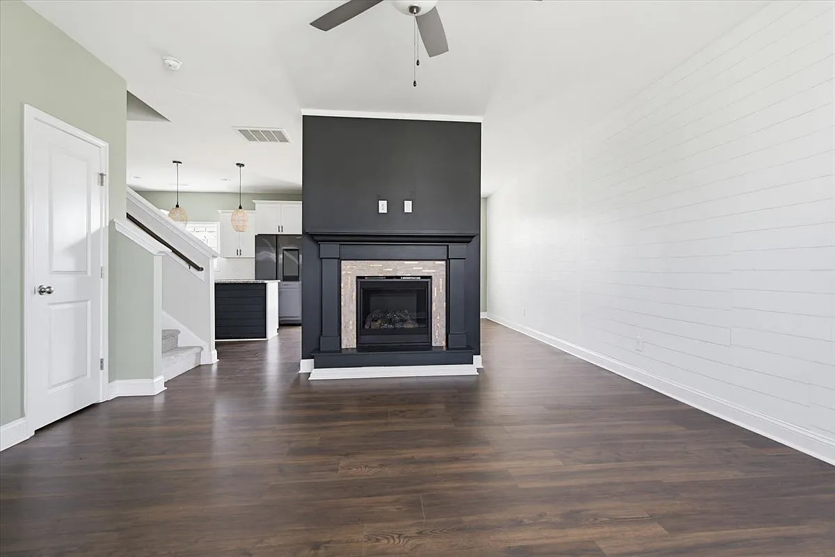 Unit Photo - 1717 Stackhouse Dr
