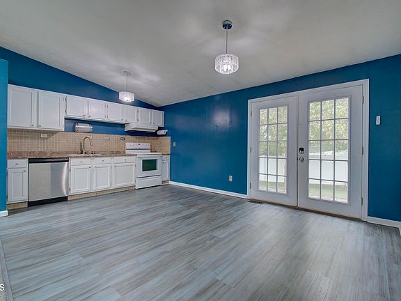 5th image of 180 Meadow Creek Dr