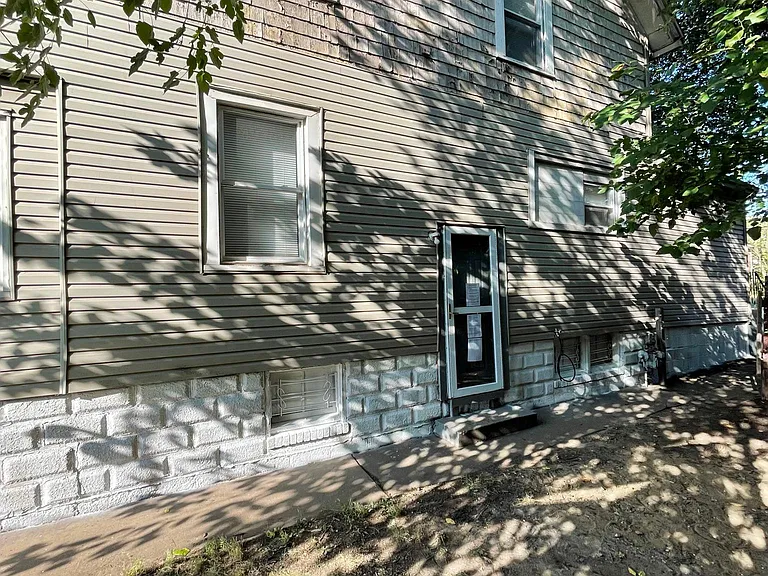 637 Vermont St — Photo 4