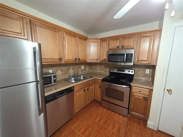 4821 NW 22nd Ct APT 110, Lauderhill, FL 33313
