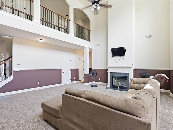 3rd image of 34 Peacock Dr