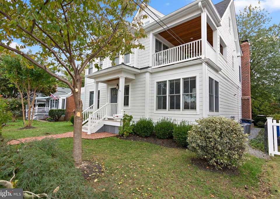 1st image of 204 Lockwood Ct