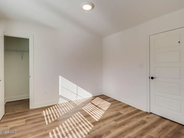 986 Waterford Ln — Photo 14