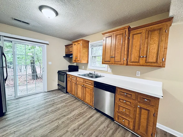 802 Middle St — Photo 4
