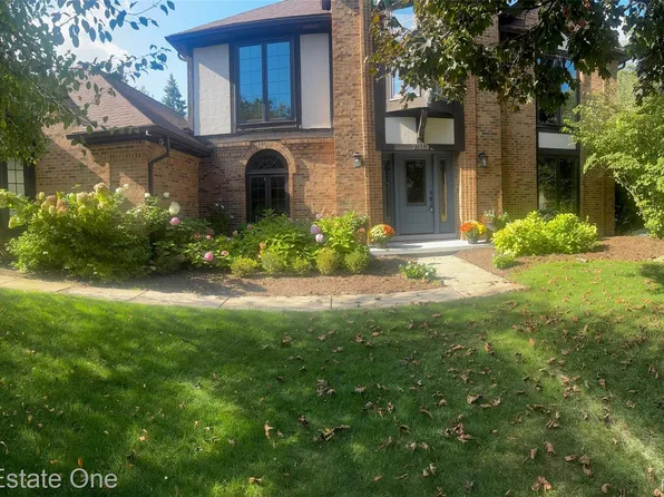 21653 Heatheridge Ln, Northville, MI 48167