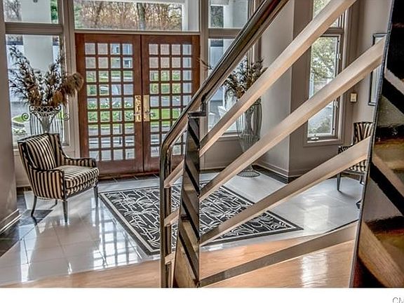 4th image of 475 Fence Row Dr