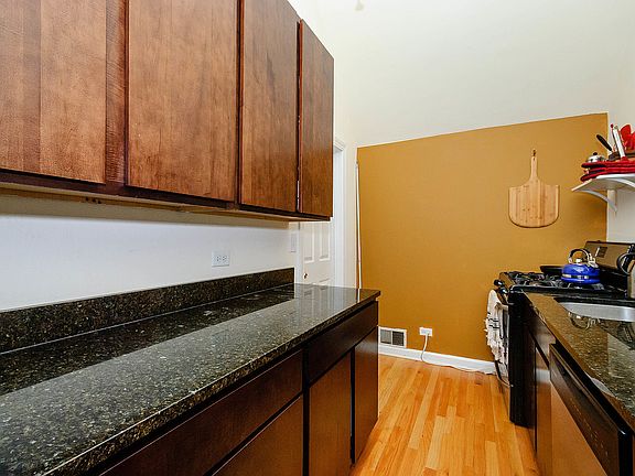 3rd image of 1700 W Barry Ave APT 3R