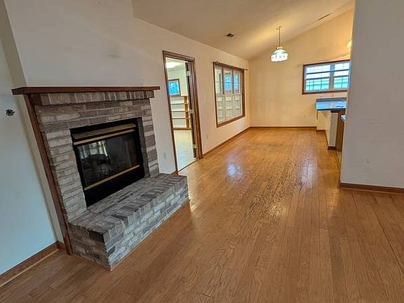 3rd image of 807 Ripplebrook Dr