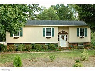 5th image of 825 Meadowlark Dr