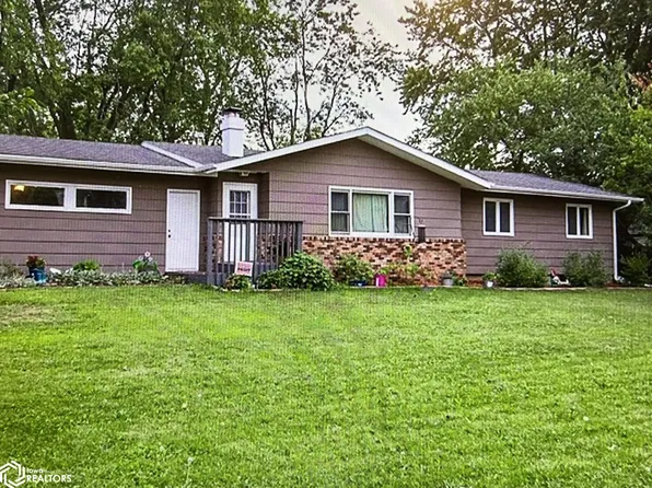 235 E 10th St, Pella, IA 50219
