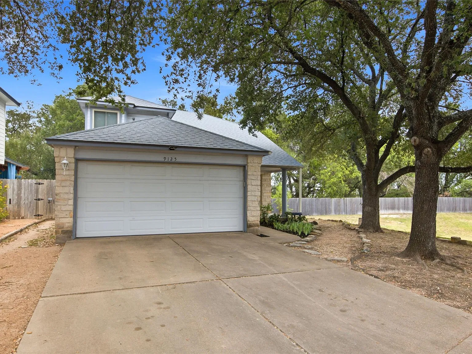 3 bed, 2.5 bath, 1436 sqft, $1,945 — Photo 2