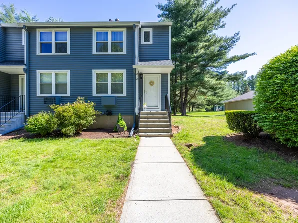 212 Greens Loop #212, Cheshire, CT 06410