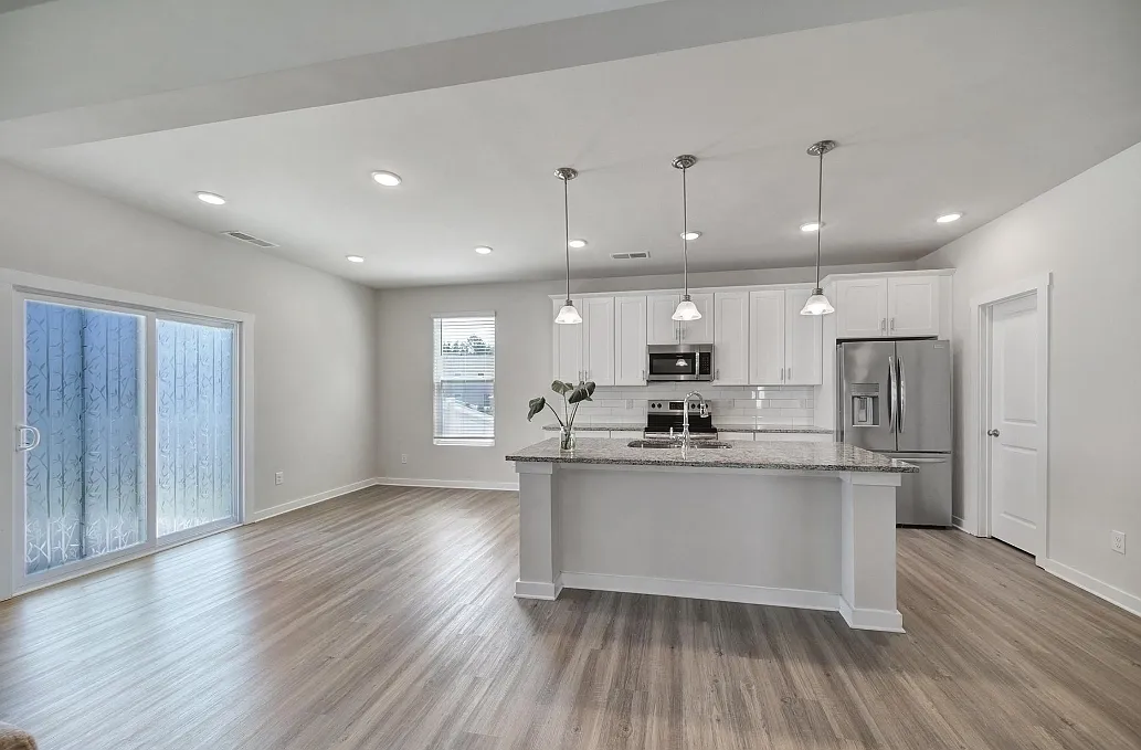 4 bed, 2.5 bath, 2041 sqft, $2,650 — Photo 2