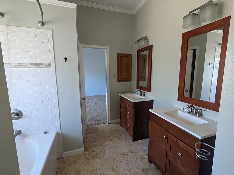 2221 Bershire Dr — Photo 17
