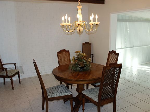 4th image of 22 Carriage Hill Cir