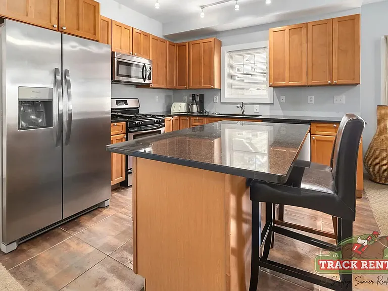 7 Ellis Ave — Photo 2