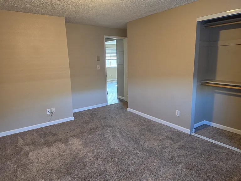 449 SW I St #A — Photo 3