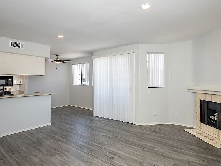 520 N Hollywood Way — Photo 2