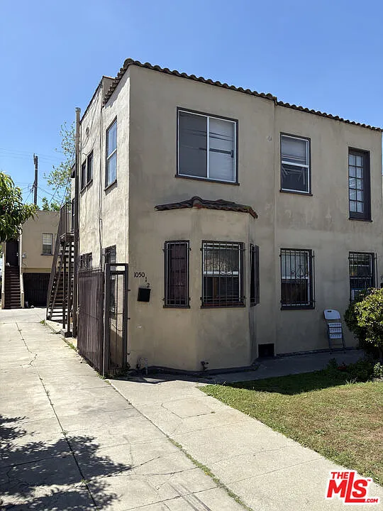 1052 W 60th Pl