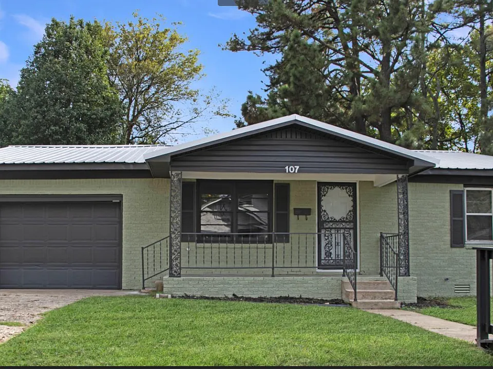 107 E Elm St
