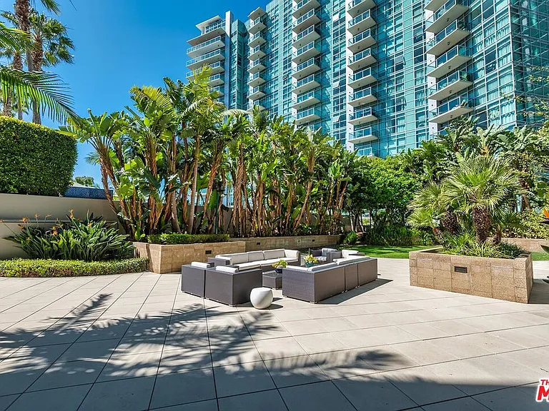 13650 Marina Pointe Dr #306 — Photo 29