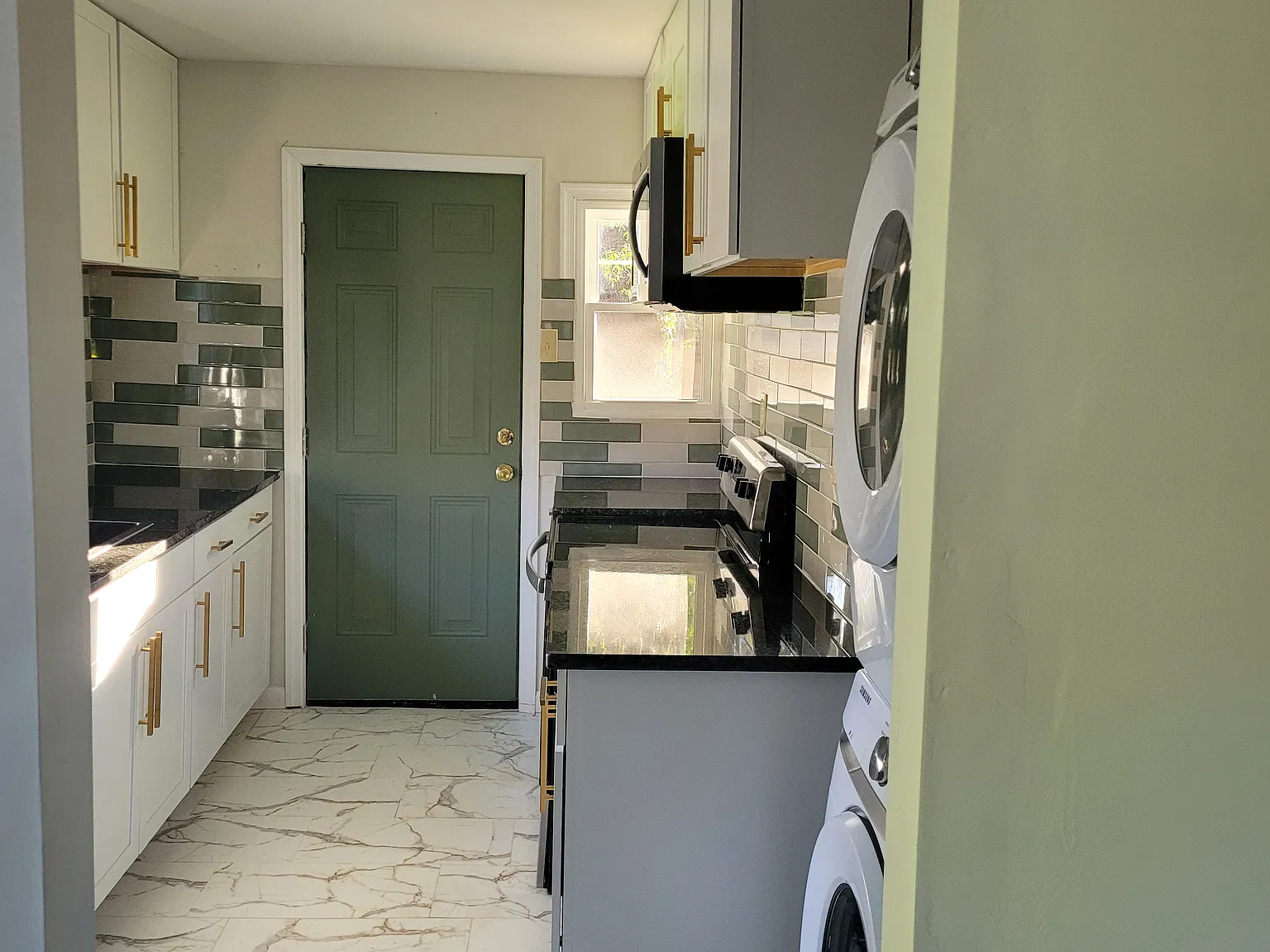 3 bed, 796 sqft, $2,525 — Photo 2