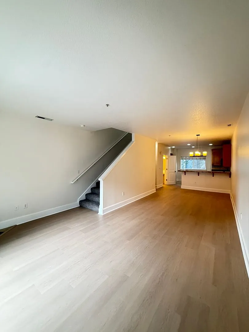 Beaverton TH. Huge 3rd bed/bonus room. Attached Garage- Close 2 Max — Photo 3