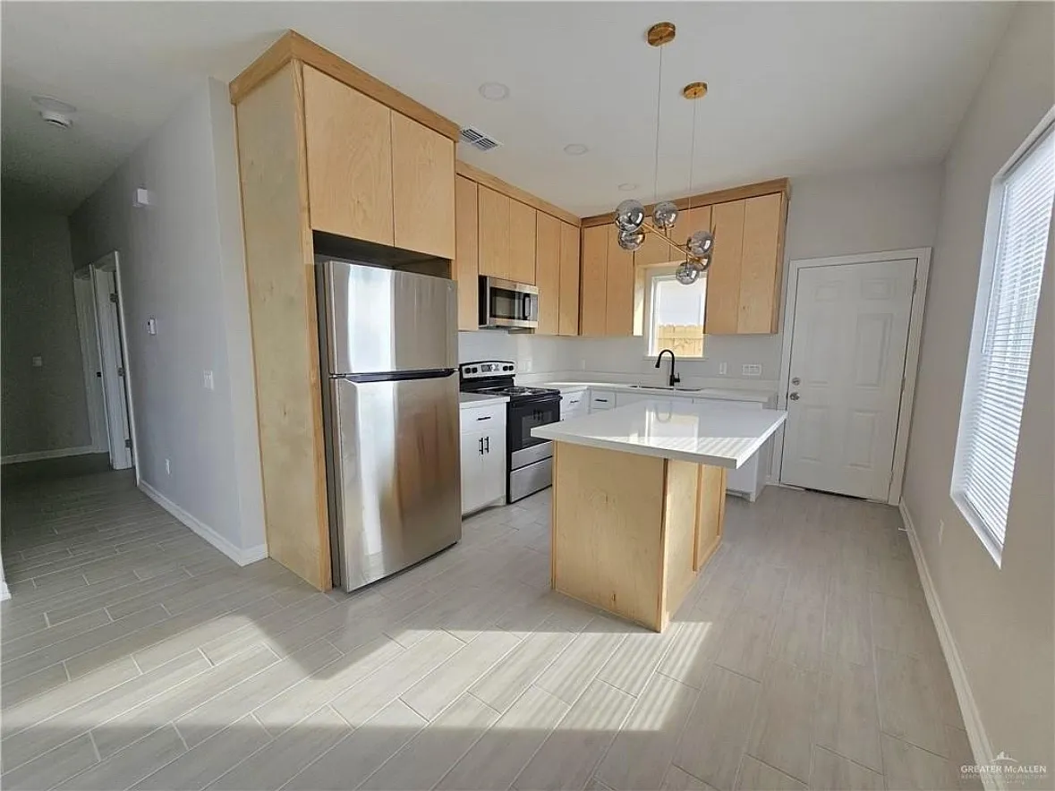 3 bed, 1050 sqft, $1,200 — Photo 3