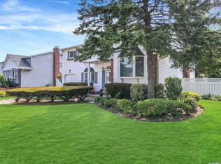 424 Spangle Dr, North Babylon, NY 11703