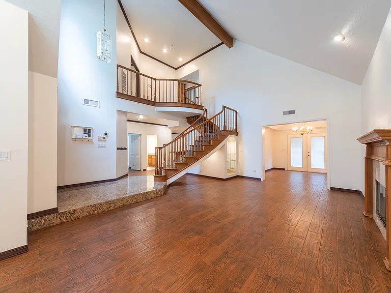 218 E Newman Ave — Photo 4