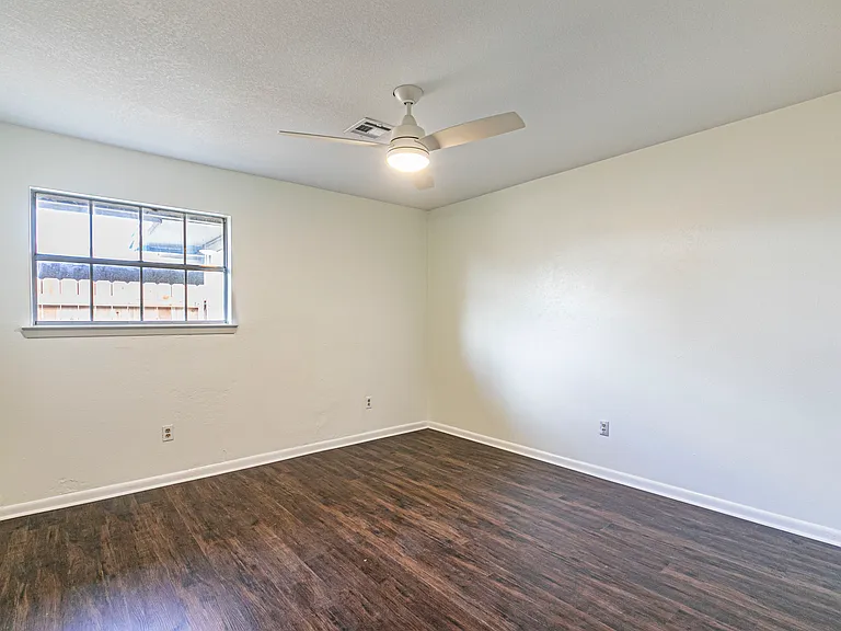 813 Melrose Dr — Photo 5