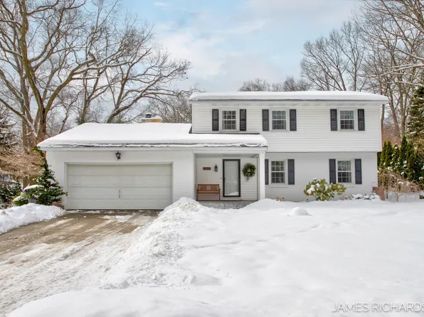 15704 Longview Ln, Spring Lake, MI 49456