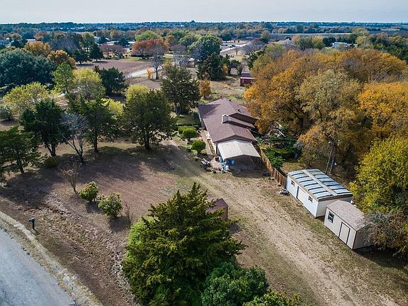 5th image of 301 Twin Lakes Dr