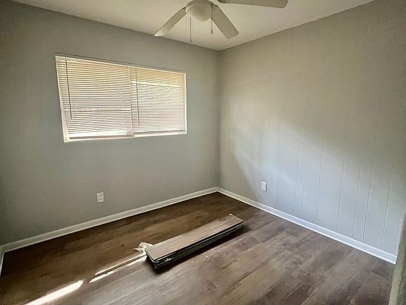 3rd image of 809 Marilyn Ct