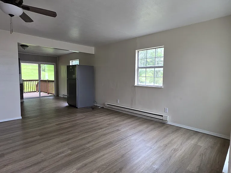 555 1/2 Canterbury Dr — Photo 26