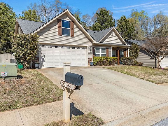 3rd image of 584 Cromwell Dr