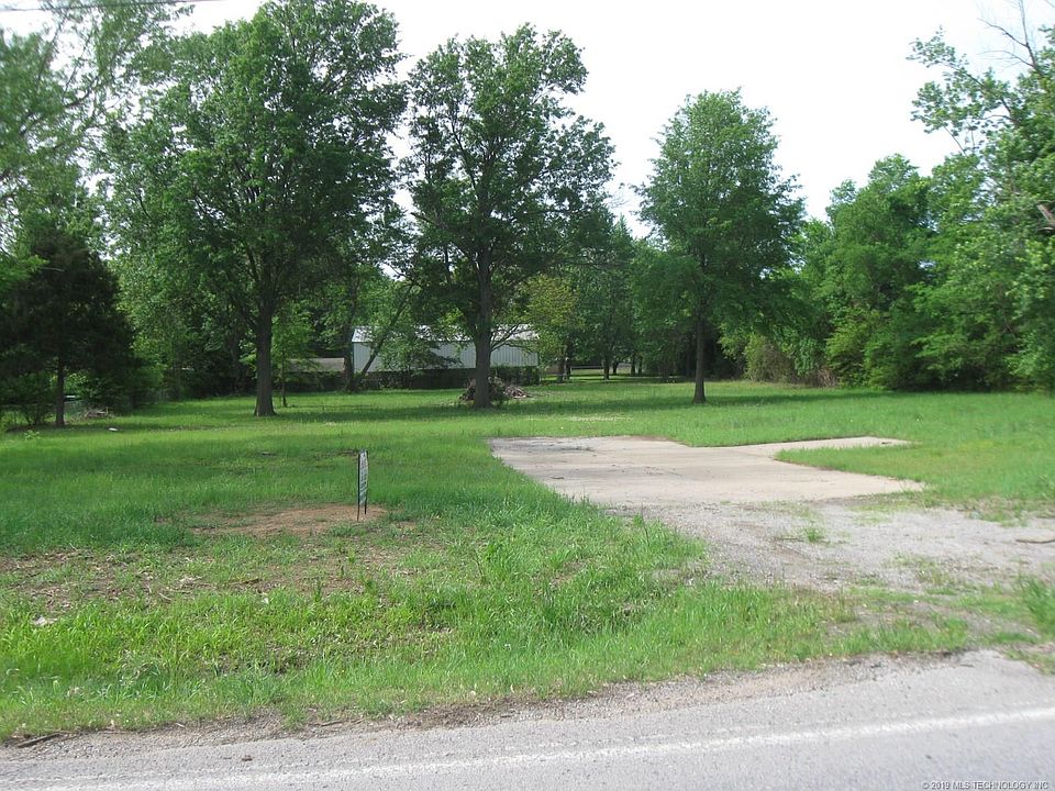 2nd image of 2409 Holly Rd