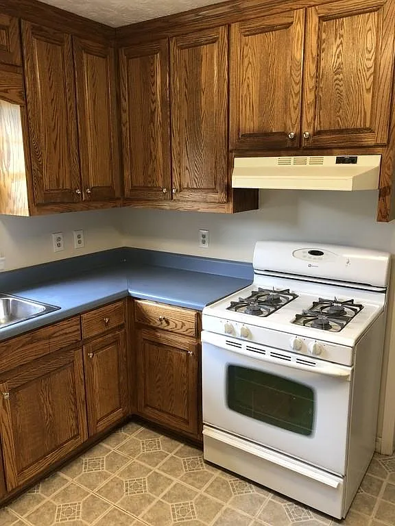 3 bed, 2.0 bath, 2061 sqft, $2,100 — Photo 3