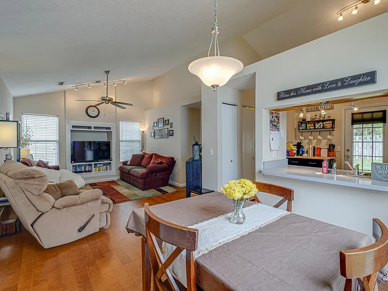4002 Farmingham Woods Dr — Photo 8